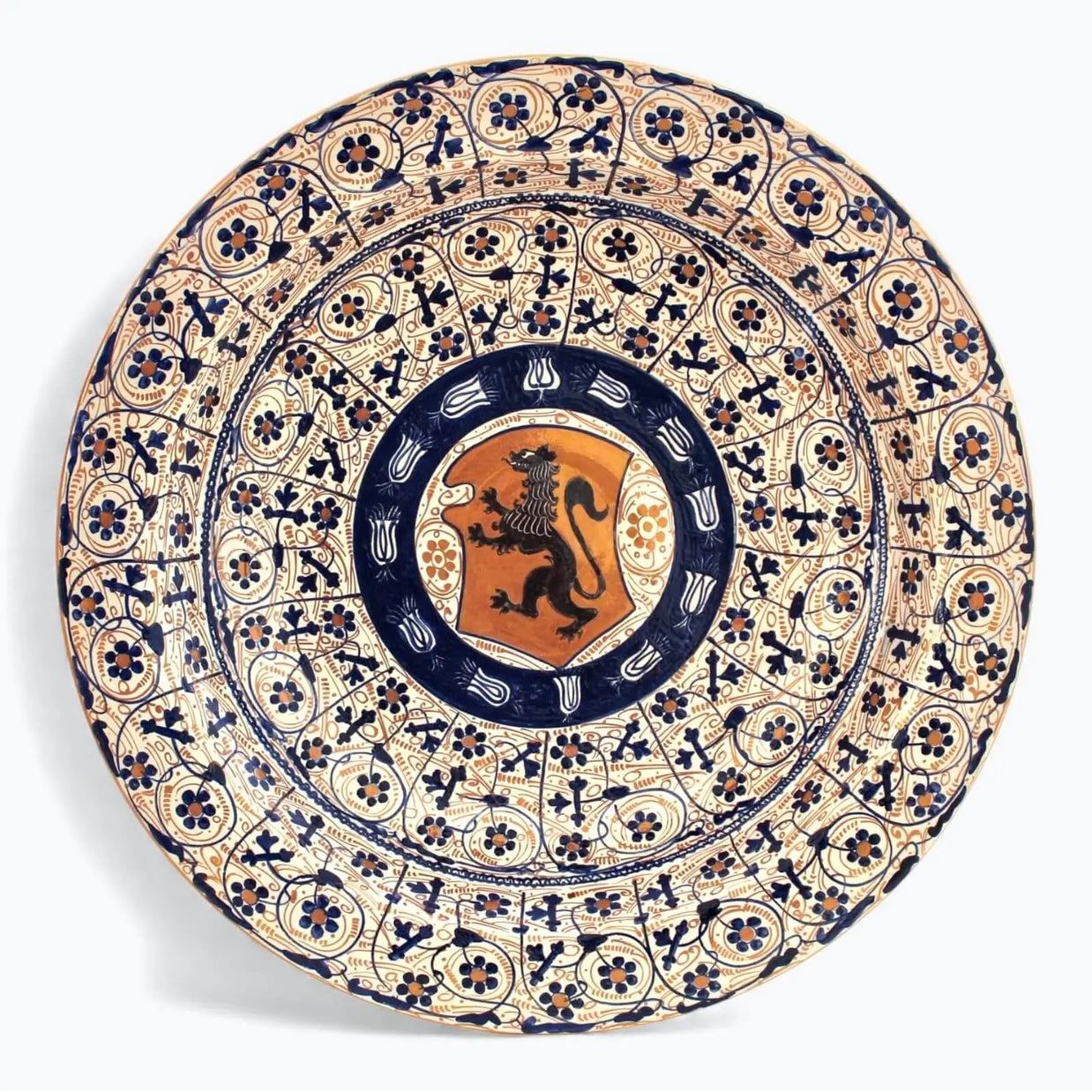 Plato con león heráldico y cenefa geométrica floral en reflejo metálico