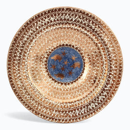 Plato cielo estrellado y erizos dorados en reflejo metálico