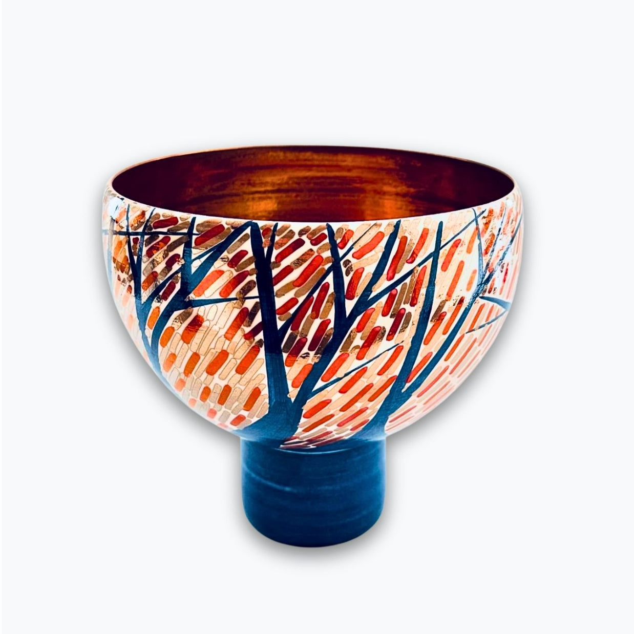 Cuenco bosque otoñal sobre pedestal en reflejo metálico