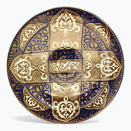 Plato de reflejo metálico con cruz heraldica y motivos florales