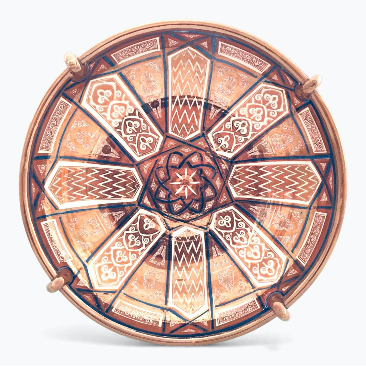 Plato en reflejo metálico con estrella central geométrica