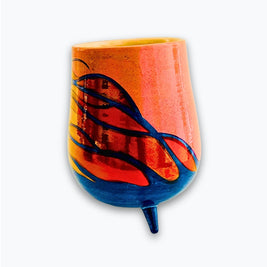 Jarrón llamas en movimiento en reflejo metálico