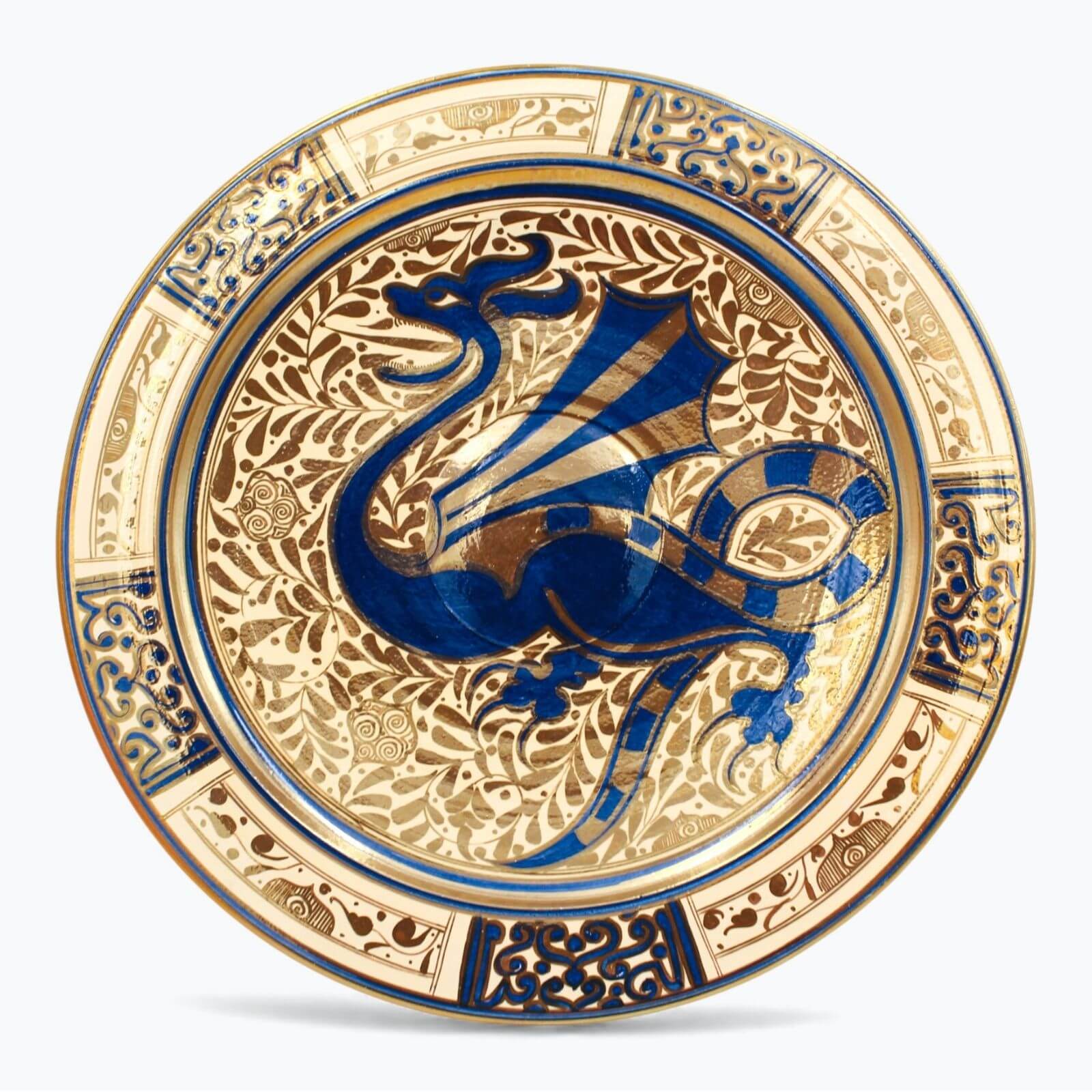 Plato de dragón en reflejo metálico