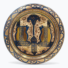 Plato de reflejo metálico con dobles jarras entrelazadas