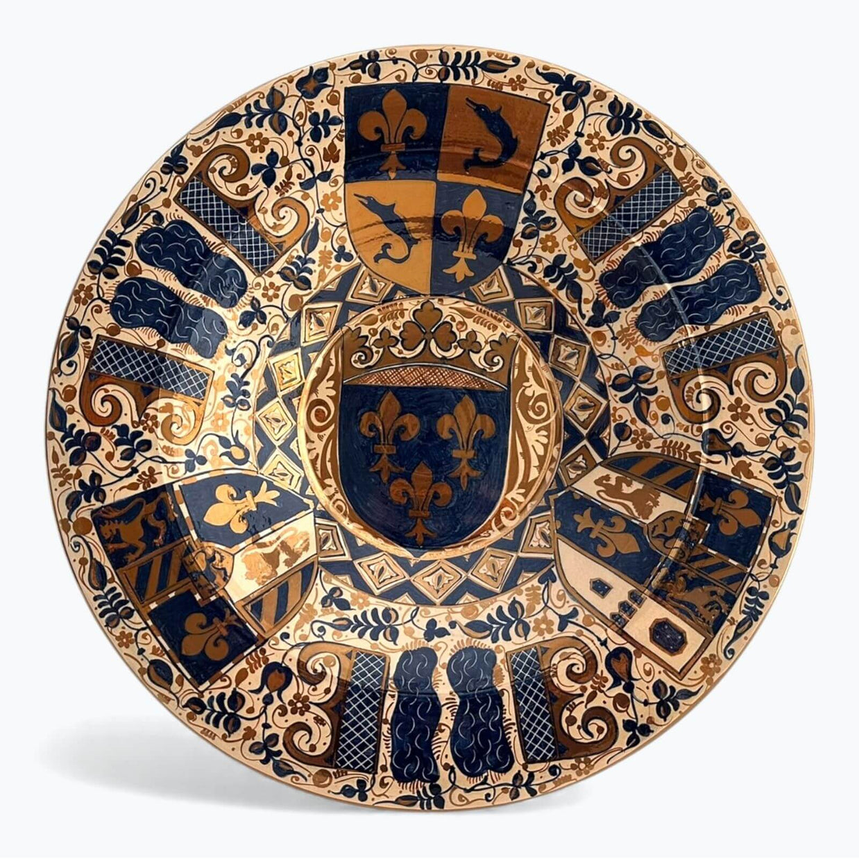 Plato heráldico con flores de Lis y emblemas nobiliarios en reflejo metálico