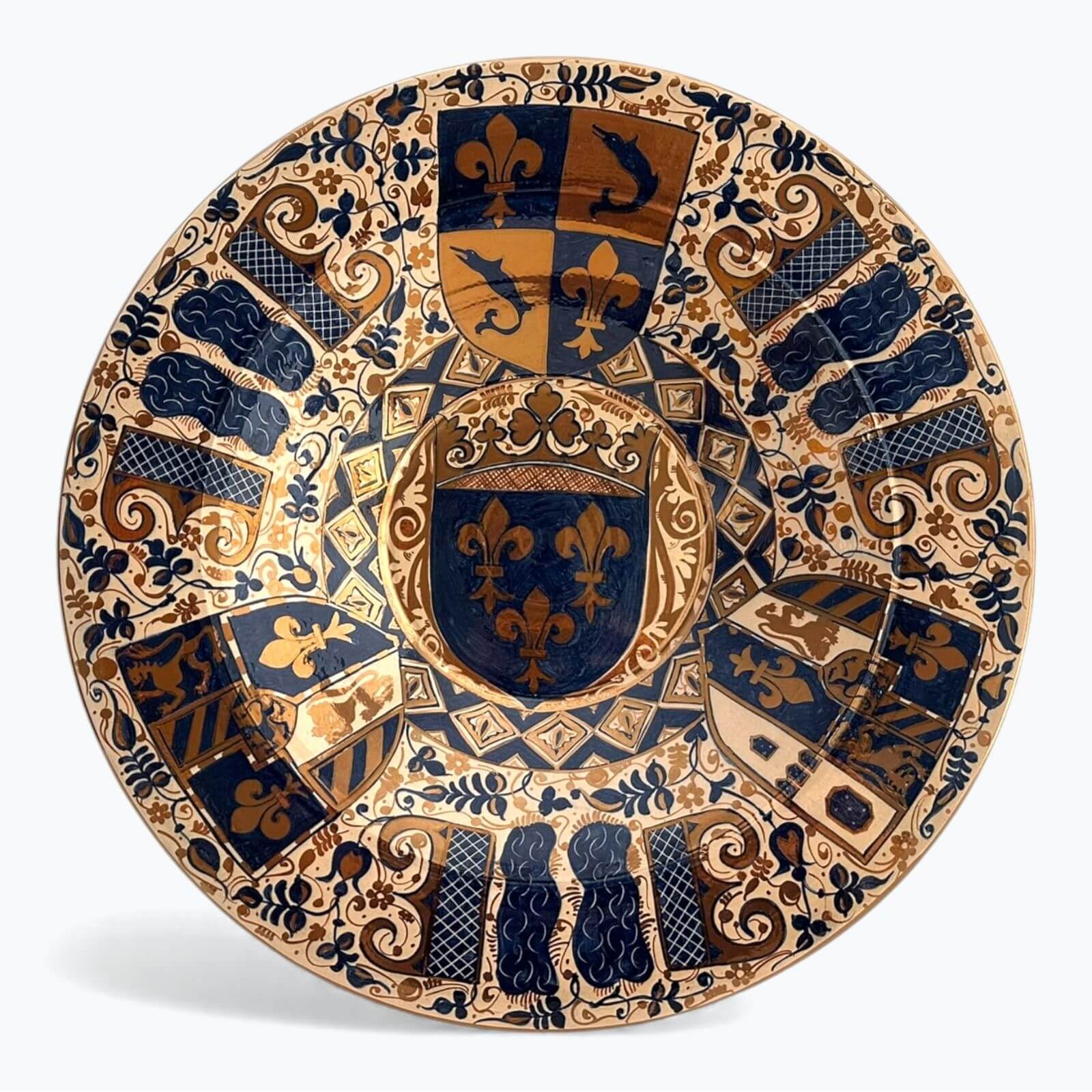 Plato heráldico con flores de Lis y emblemas nobiliarios en reflejo metálico