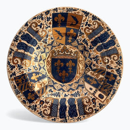 Plato heráldico con flores de Lis y emblemas nobiliarios en reflejo metálico