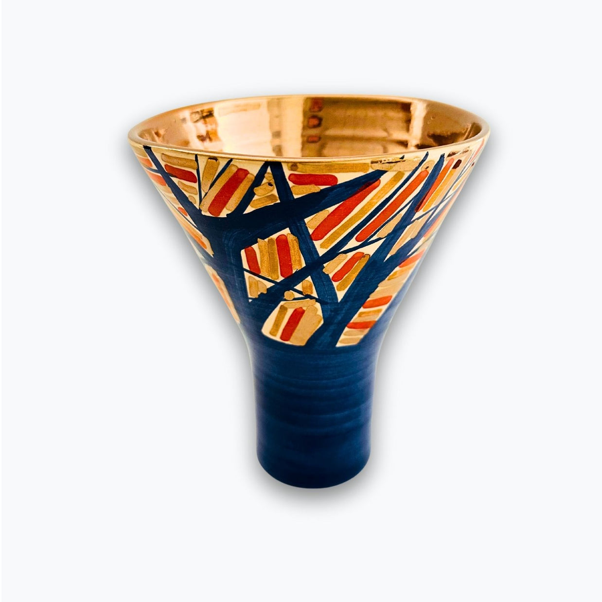 Jarrón bosque otoñal de hojas finas en reflejo metálico