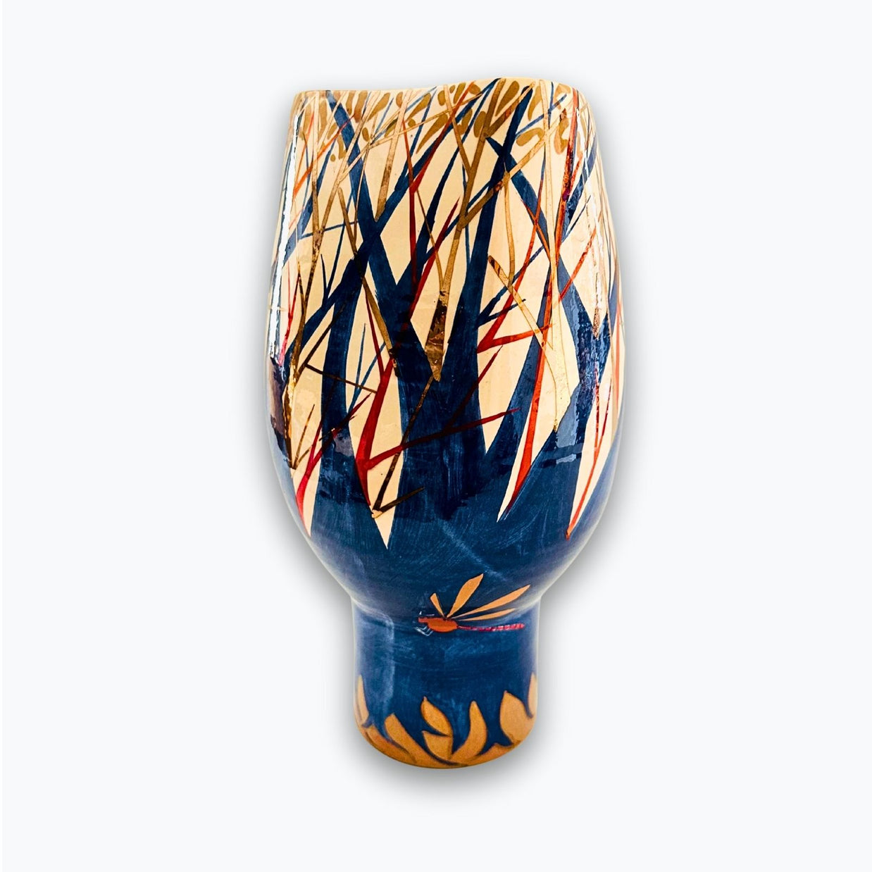 Jarrón ecos del bosque al atardecer en reflejo metálico