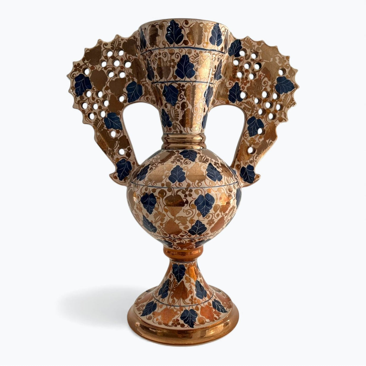 Jarrón calado de hojas en reflejo metálico