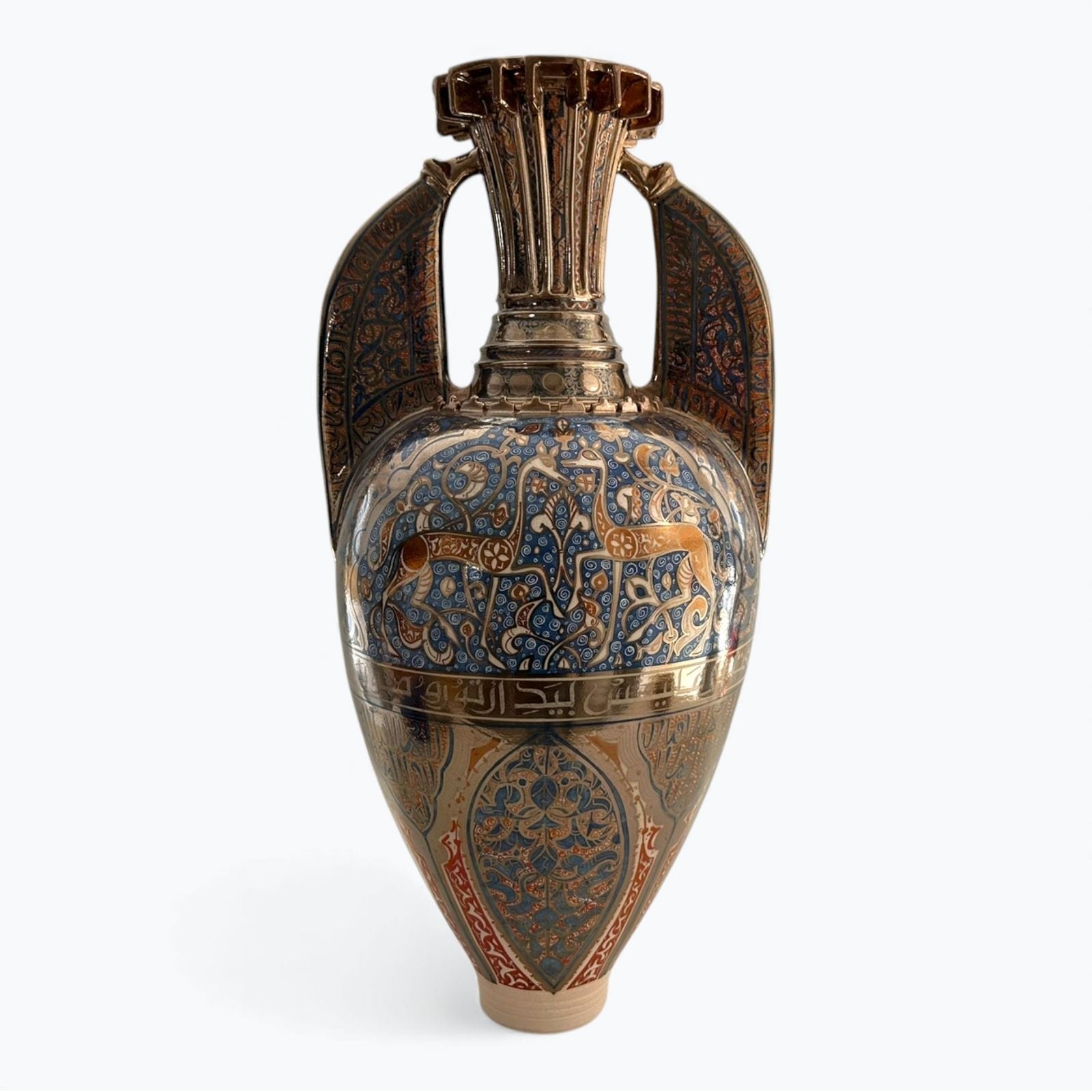 Ánfora de reflejo metálico con bestiario nazarí