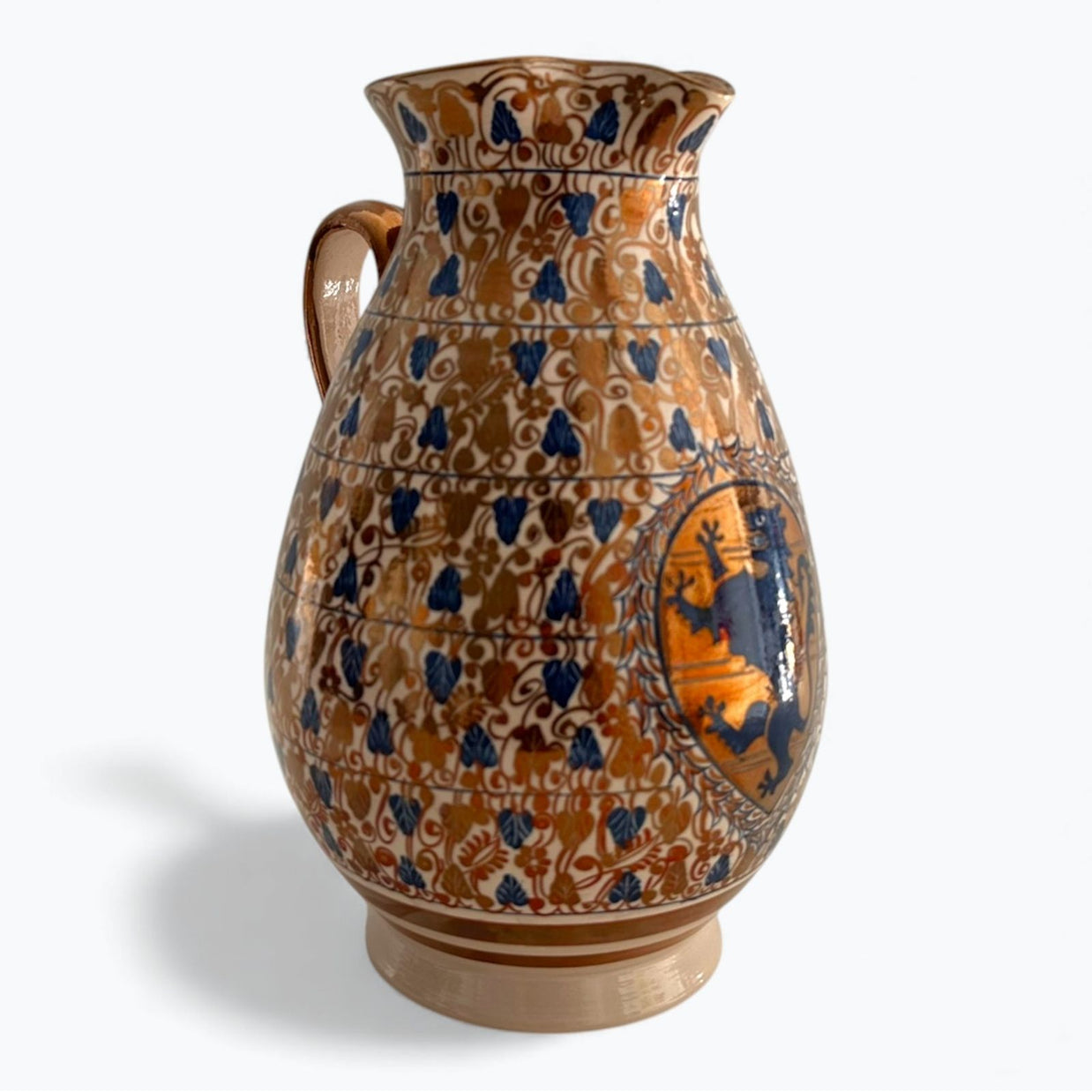 Jarra heráldica de león rampante en reflejo metálico