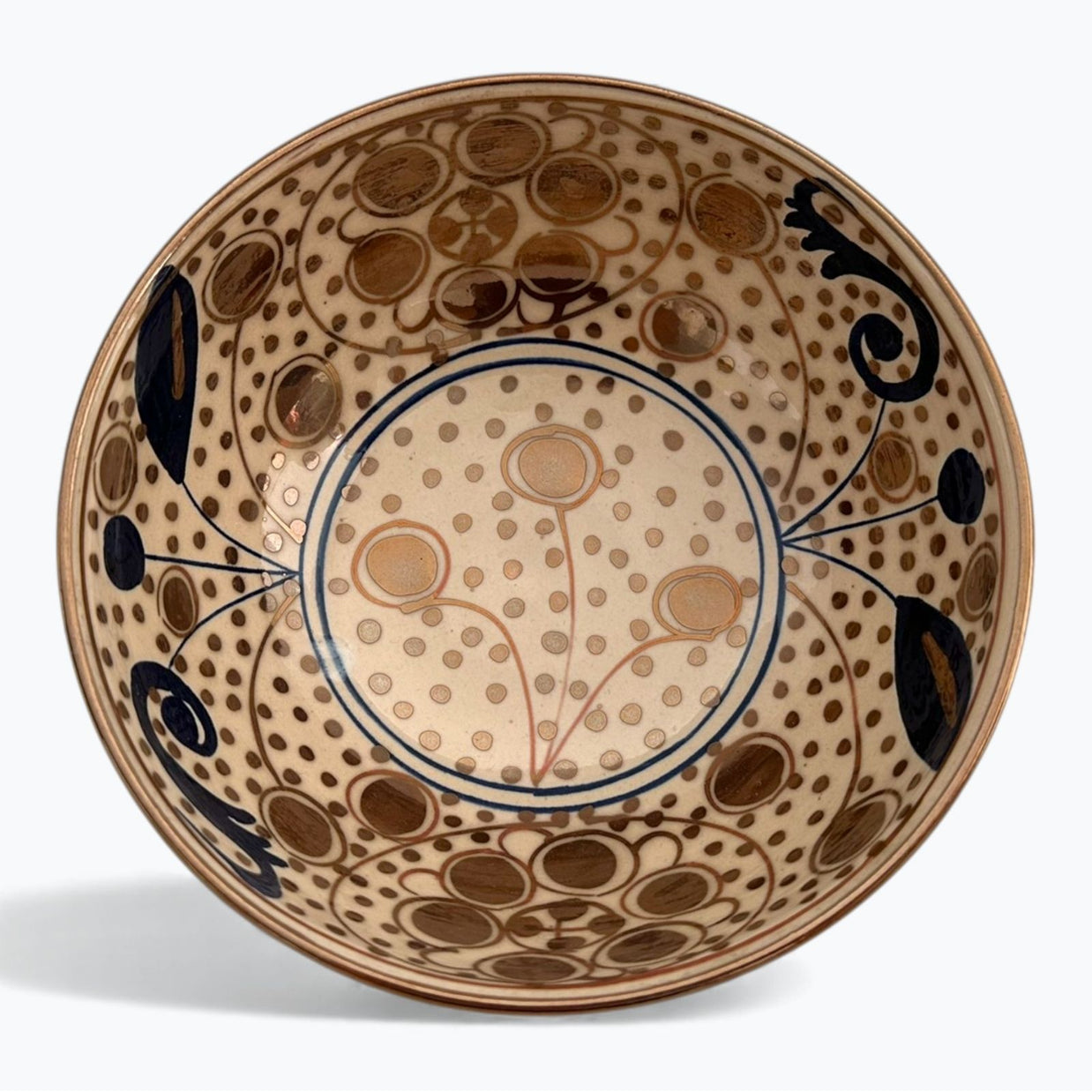 Plato de círculos y tallos estilizados en reflejo metálico