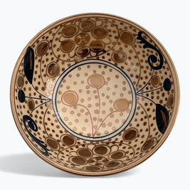 Plato de círculos y tallos estilizados en reflejo metálico